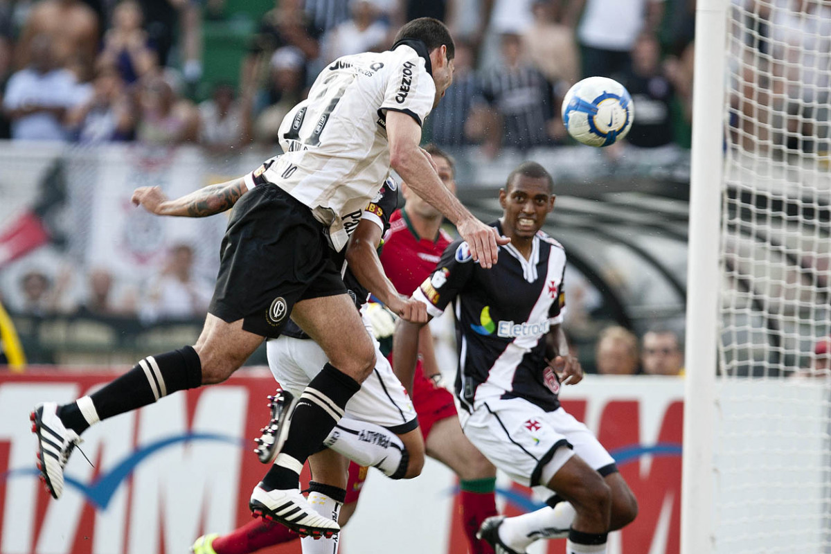 Danilo faz o segundo gol do Corinthians durante a partida entre Corinthians x Vasco da Gama, vlida pela 37 rodada do Campeonato Brasileiro de 2010, serie A, realizada esta tarde no estdio do Pacaembu/SP