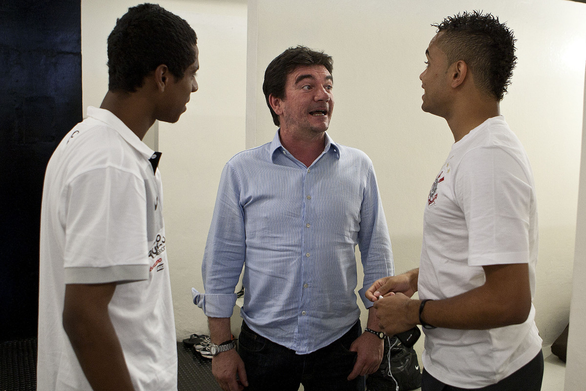 Elias; Andres Sanchez e Dentinho nos vestirios antes da partida entre Corinthians x Vasco da Gama, vlida pela 37 rodada do Campeonato Brasileiro de 2010, serie A, realizada esta tarde no estdio do Pacaembu/SP