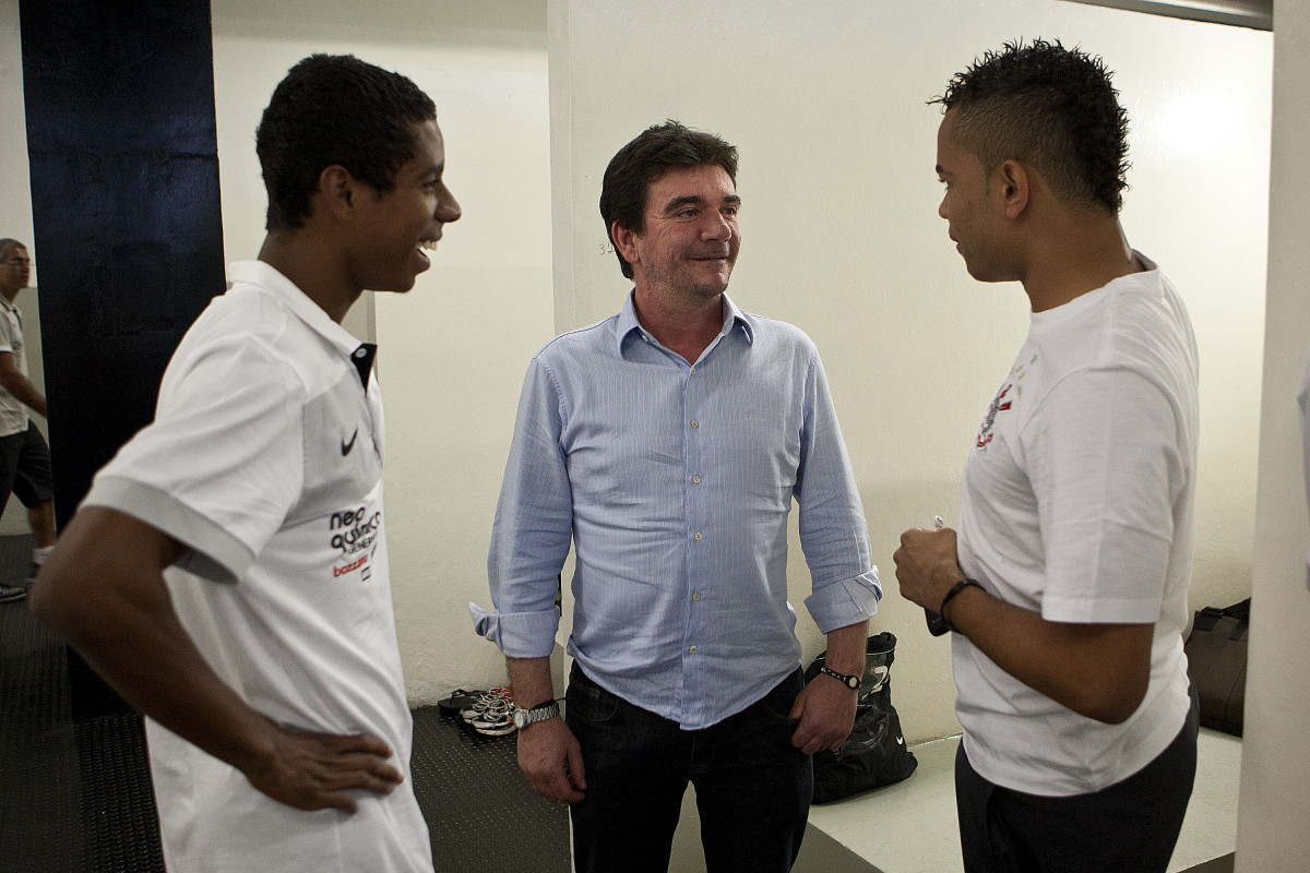 Elias; Andres Sanchez e Dentinho nos vestiários antes da partida entre Corinthians x Vasco da Gama, válida pela 37ª rodada do Campeonato Brasileiro de 2010, serie A, realizada esta tarde no estádio do Pacaembu/SP