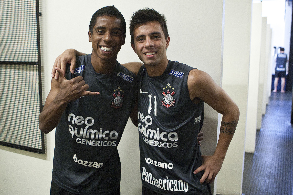 Elias e Defederico nos vestiários antes da partida entre Corinthians x Vasco da Gama, válida pela 37ª rodada do Campeonato Brasileiro de 2010, serie A, realizada esta tarde no estádio do Pacaembu/SP