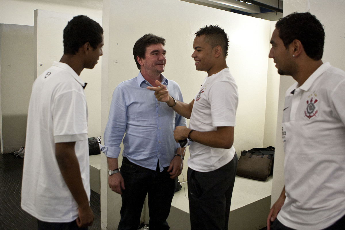 Elias(e); Andres Sanchez; Dentinho e Boquita nos vestirios antes da partida entre Corinthians x Vasco da Gama, vlida pela 37 rodada do Campeonato Brasileiro de 2010, serie A, realizada esta tarde no estdio do Pacaembu/SP