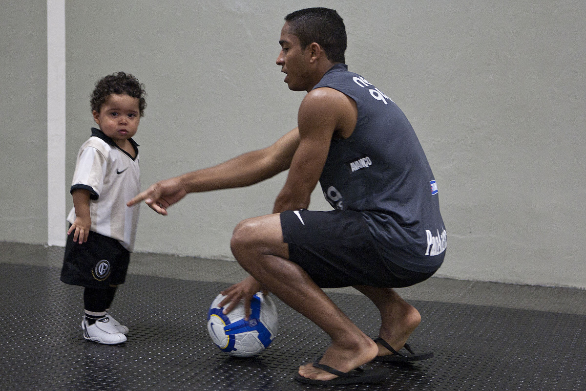 Jorge Henrique com o filho nos vestirios antes da partida entre Corinthians x Vasco da Gama, vlida pela 37 rodada do Campeonato Brasileiro de 2010, serie A, realizada esta tarde no estdio do Pacaembu/SP