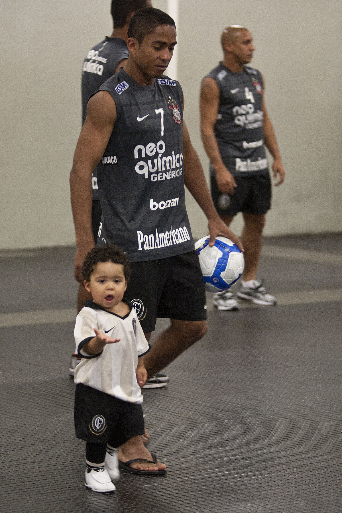 Jorge Henrique com o filho nos vestirios antes da partida entre Corinthians x Vasco da Gama, vlida pela 37 rodada do Campeonato Brasileiro de 2010, serie A, realizada esta tarde no estdio do Pacaembu/SP