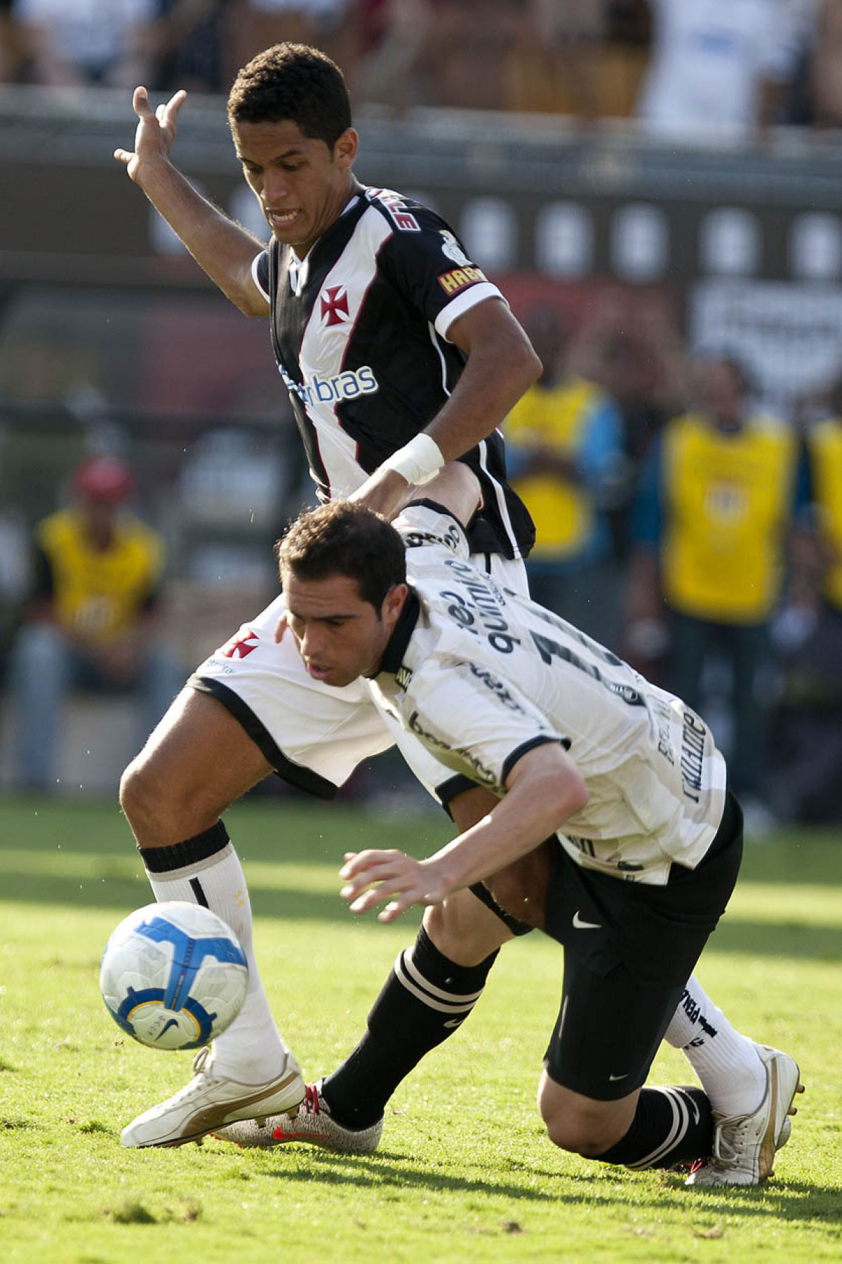 Romulo e Bruno Cesar durante a partida entre Corinthians x Vasco da Gama, vlida pela 37 rodada do Campeonato Brasileiro de 2010, serie A, realizada esta tarde no estdio do Pacaembu/SP