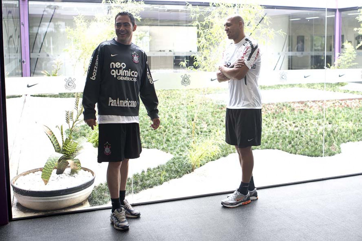 Chicão e Edno esta manhã durante a reapresentacao do time do Corinthians em 2011, no CT Joaquim Grava no Parque Ecológico do Tiete. O primeiro jogo da equipe no Campeonato Paulista 2011, será dia 16/01, contra a Portuguesa, no Pacaembu
