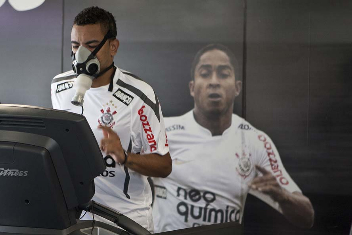 Dentinho esta manh durante a reapresentacao do time do Corinthians em 2011, no CT Joaquim Grava no Parque Ecolgico do Tiete. O primeiro jogo da equipe no Campeonato Paulista 2011, ser dia 16/01, contra a Portuguesa, no Pacaembu