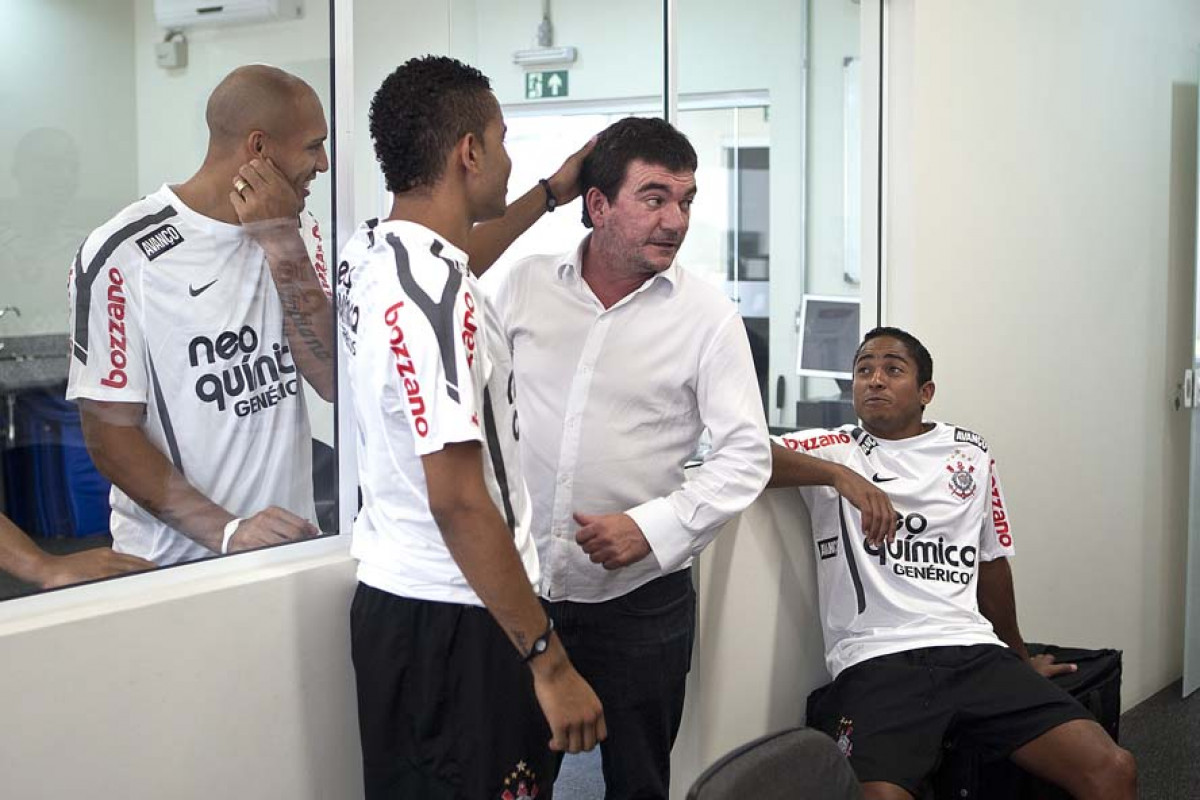 Edno;Dentinho; Andres Sanchez e Jorhe Henrique esta manhã durante a reapresentacao do time do Corinthians em 2011, no CT Joaquim Grava no Parque Ecológico do Tiete. O primeiro jogo da equipe no Campeonato Paulista 2011, será dia 16/01, contra a Portuguesa, no Pacaembu