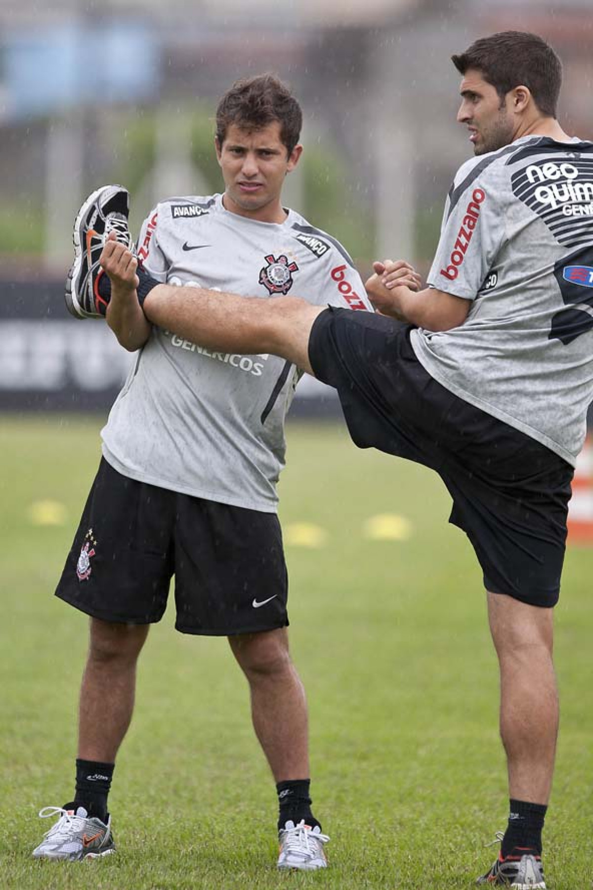 Everton Ribeiro e Diego durante treinamento hoje a tarde no CT Joaquim Grava no Parque Ecolgico do Tiete. O primeiro jogo da equipe no Campeonato Paulista 2011, ser dia 16/01, contra a Portuguesa, no Pacaembu