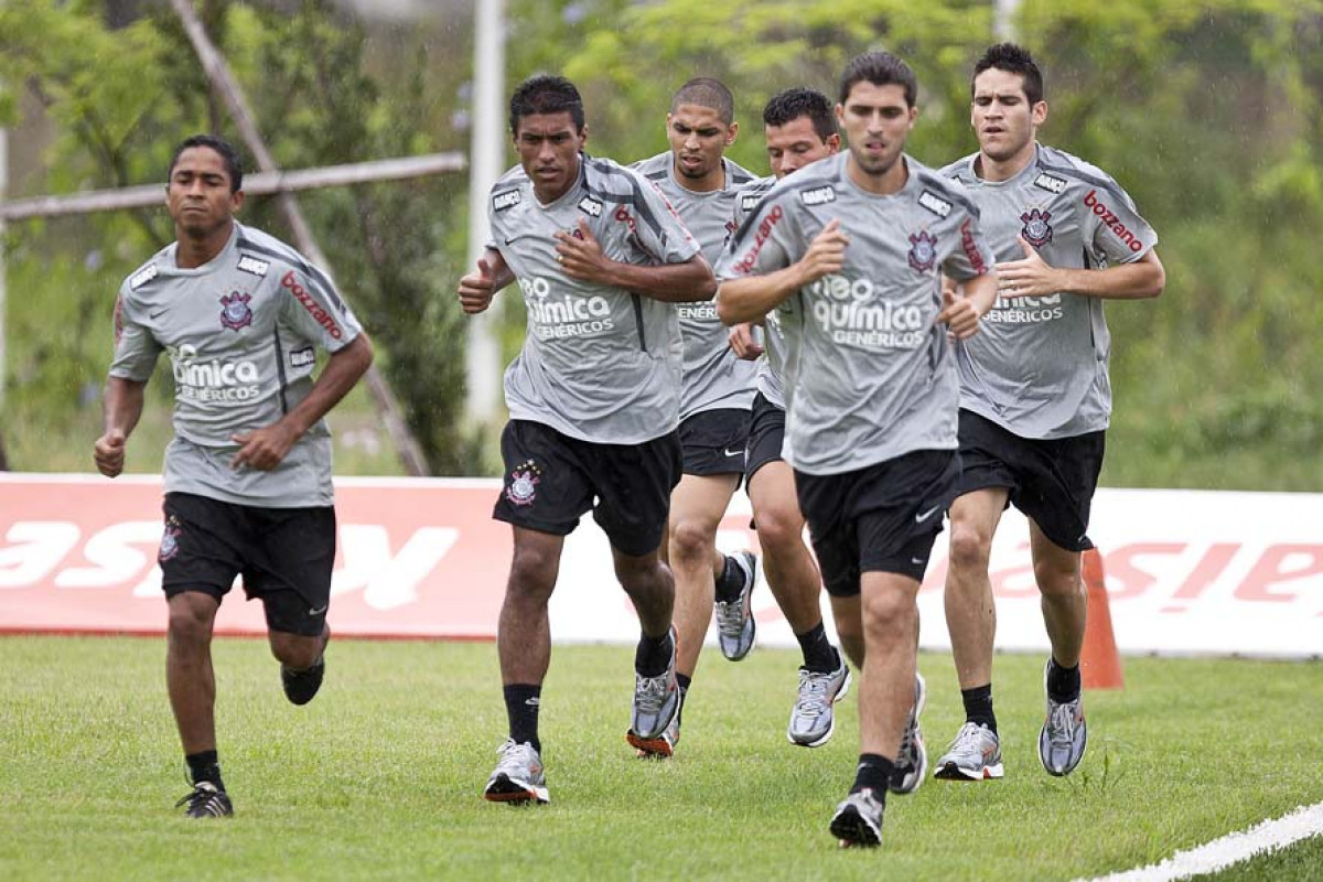 Jogadores durante treinamento hoje a tarde no CT Joaquim Grava no Parque Ecolgico do Tiete. O primeiro jogo da equipe no Campeonato Paulista 2011, ser dia 16/01, contra a Portuguesa, no Pacaembu