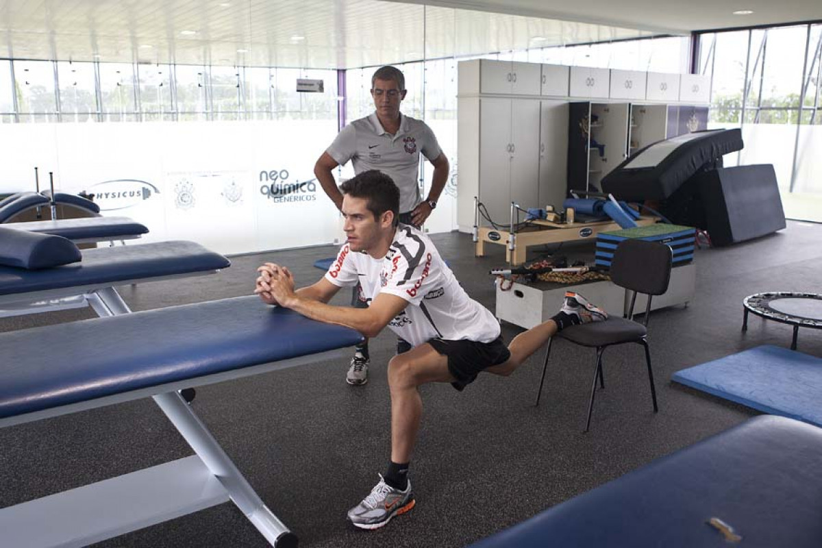 Marcelo Oliveira e o fisioterapeuta Paulo Vieira esta manh durante a reapresentacao do time do Corinthians em 2011, no CT Joaquim Grava no Parque Ecolgico do Tiete. O primeiro jogo da equipe no Campeonato Paulista 2011, ser dia 16/01, contra a Portuguesa, no Pacaembu