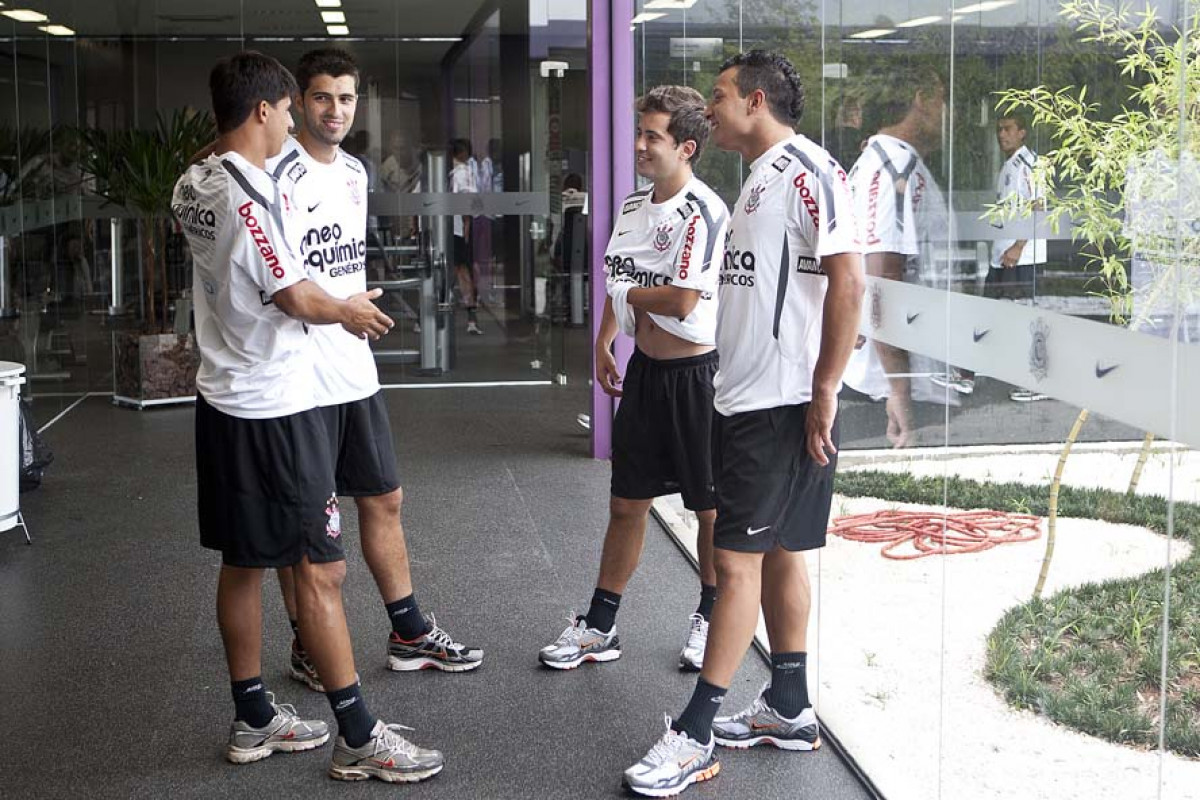 Moradei(e); Diego; Ewerton Ribeiro e Tautate esta manh durante a reapresentacao do time do Corinthians em 2011, no CT Joaquim Grava no Parque Ecolgico do Tiete. O primeiro jogo da equipe no Campeonato Paulista 2011, ser dia 16/01, contra a Portuguesa, no Pacaembu