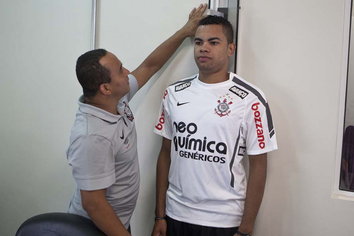 O preparador fsico Shih Chien Chan Junior e Dentinho esta manh durante a reapresentacao do time do Corinthians em 2011, no CT Joaquim Grava no Parque Ecolgico do Tiete. O primeiro jogo da equipe no Campeonato Paulista 2011, ser dia 16/01, contra a Portuguesa, no Pacaembu