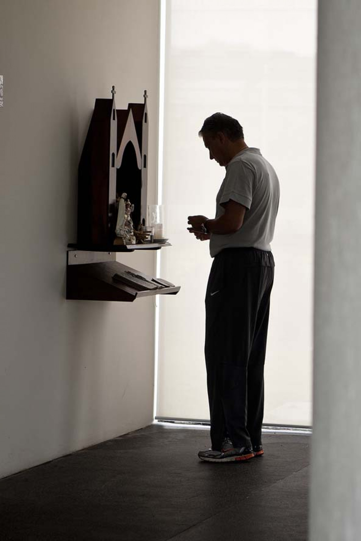 O técnico Tite rezando esta manhã durante a reapresentacao do time do Corinthians em 2011, no CT Joaquim Grava no Parque Ecológico do Tiete. O primeiro jogo da equipe no Campeonato Paulista 2011, será dia 16/01, contra a Portuguesa, no Pacaembu