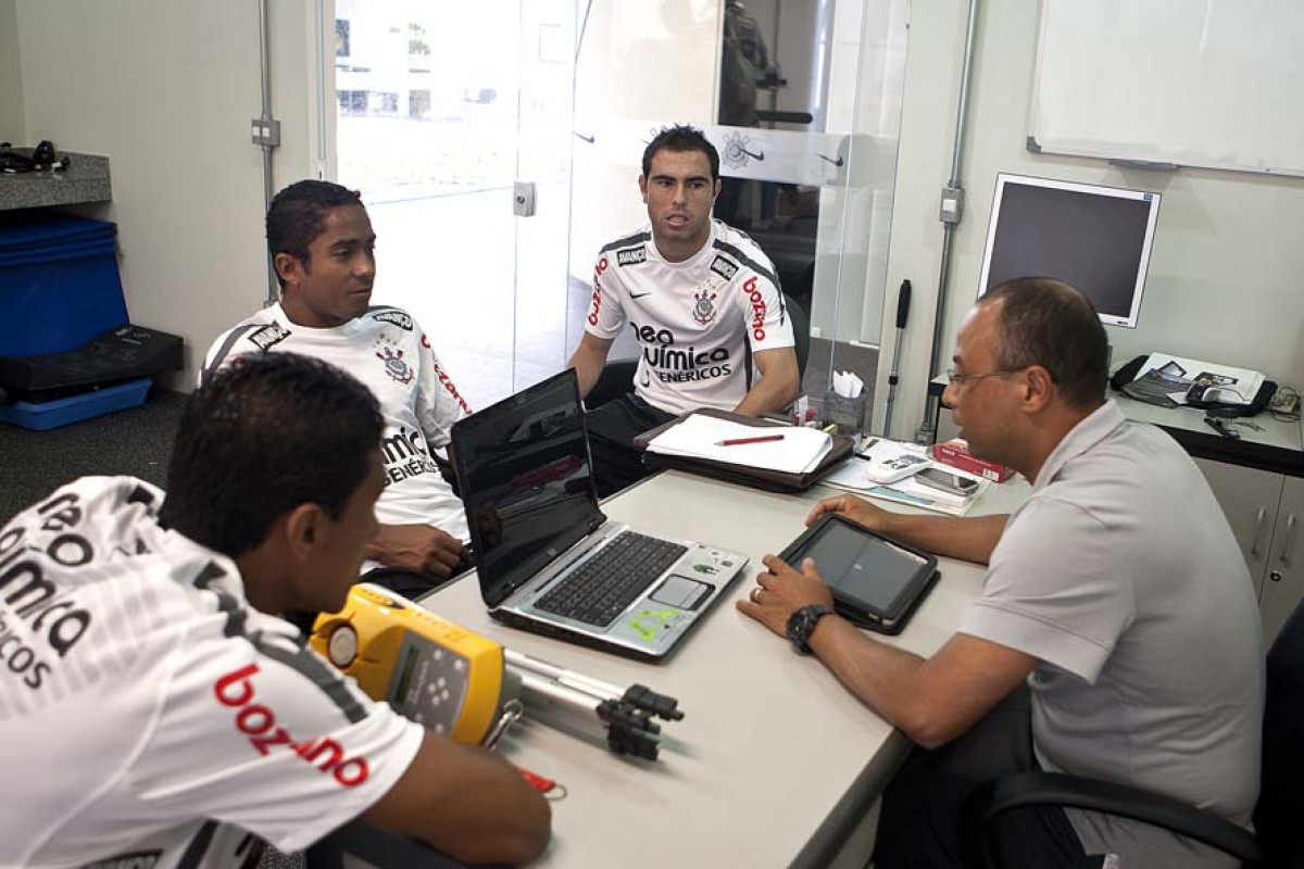 Paulinho; Jorge Henrique Bruno Cesar e o preparador fsico Eduardo Silva esta manh durante a reapresentacao do time do Corinthians em 2011, no CT Joaquim Grava no Parque Ecolgico do Tiete. O primeiro jogo da equipe no Campeonato Paulista 2011, ser dia 16/01, contra a Portuguesa, no Pacaembu