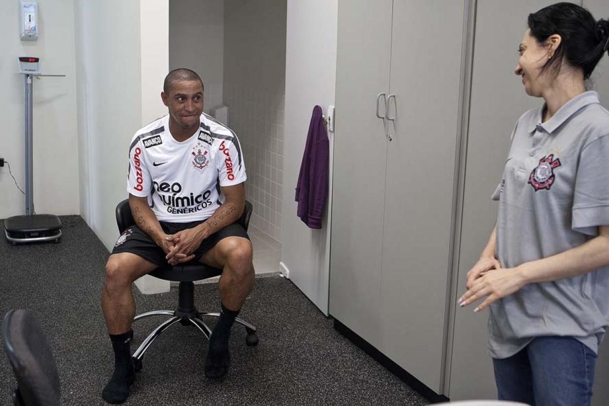 Roberto Carlos brinca com a nutricionista Christine Neves esta manh durante a reapresentacao do time do Corinthians em 2011, no CT Joaquim Grava no Parque Ecolgico do Tiete. O primeiro jogo da equipe no Campeonato Paulista 2011, ser dia 16/01, contra a Portuguesa, no Pacaembu