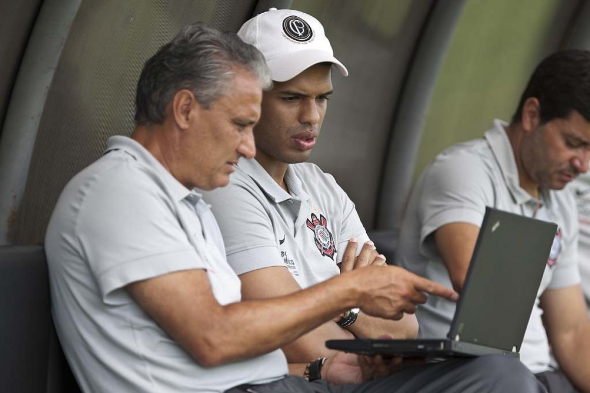 Tite e o Fernando Lazaro Rodrigues Alves, da tecnologia esportiva, durante o treino desta manh no Spa Sport Resort na cidade de Itu, interior de So Paulo. O primeiro jogo da equipe ser dia 16/01, contra a Portuguesa, no Pacaembu, vlida pela 1 rodada do Campeonato Paulista de 2011