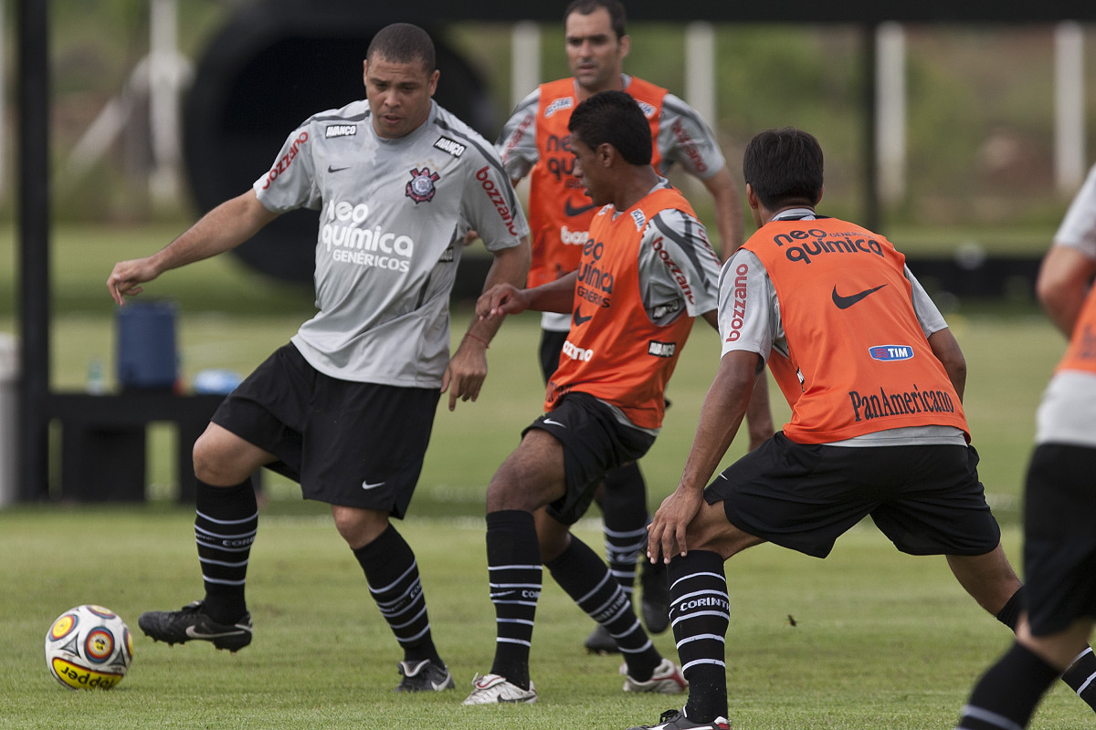 Ronaldo e Paulinho durante o treino de hoje pela manh no CT Joaquim Grava, no Parque Ecolgico do Tiete. O primeiro jogo da equipe ser dia 16/01, contra a Portuguesa, no Pacaembu, vlida pela 1 rodada do Campeonato Paulista de 2011