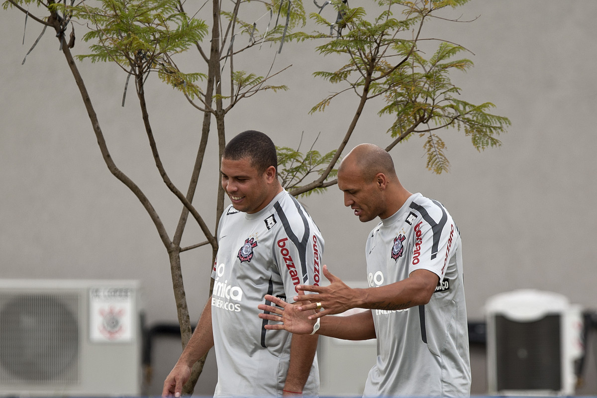 Ronaldo e Edno durante o treino de hoje a tarde no CT Joaquim Grava, no Parque Ecolgico do Tiete. O primeiro jogo da equipe ser dia 16/01, contra a Portuguesa, no Pacaembu, vlida pela 1 rodada do Campeonato Paulista de 2011