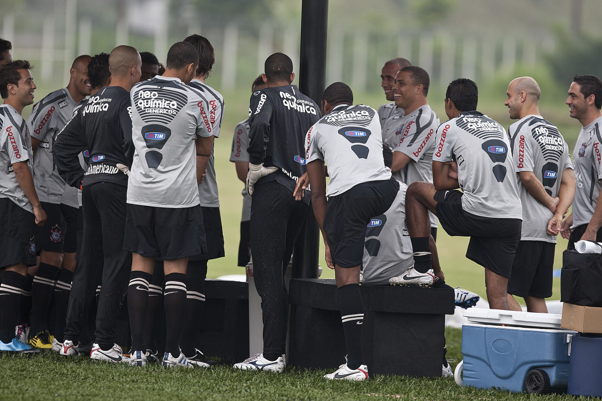 Ronaldo reune o elenco no campo para conversar com os jogadores, antes do treino de hoje a tarde no CT Joaquim Grava, no Parque Ecolgico do Tiete. O primeiro jogo da equipe ser domingo, dia 16/01, contra a Portuguesa, no Pacaembu, vlida pela 1 rodada do Campeonato Paulista de 2011