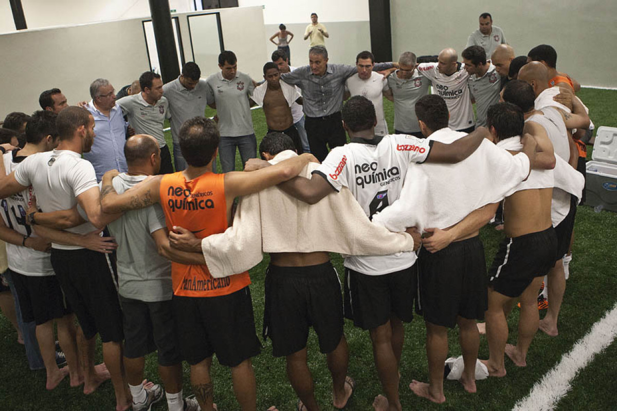 Jogadores reunidos rezando aps a partida entre Palmeiras x Corinthians, vlida pela 7 rodada do Campeonato Paulista de 2011, realizada esta tarde no estdio do Pacaembu
