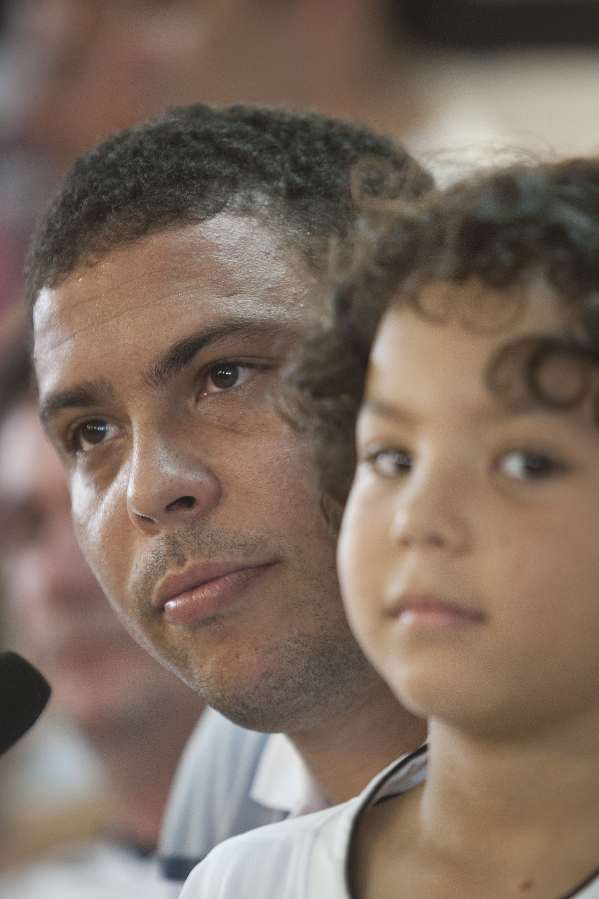 O atacante Ronaldo, ao lado do filho Alex, concede entrevista coletiva anunciando sua aposentadoria, aps o treino desta manh no CT Joaquim Grava, no Parque Ecolgico do Tiete. O time se prepara para o jogo contra o Mogi Mirim, quinta-feira, dia 17/02, complementando a 4 rodada do Campeonato Paulista 2011