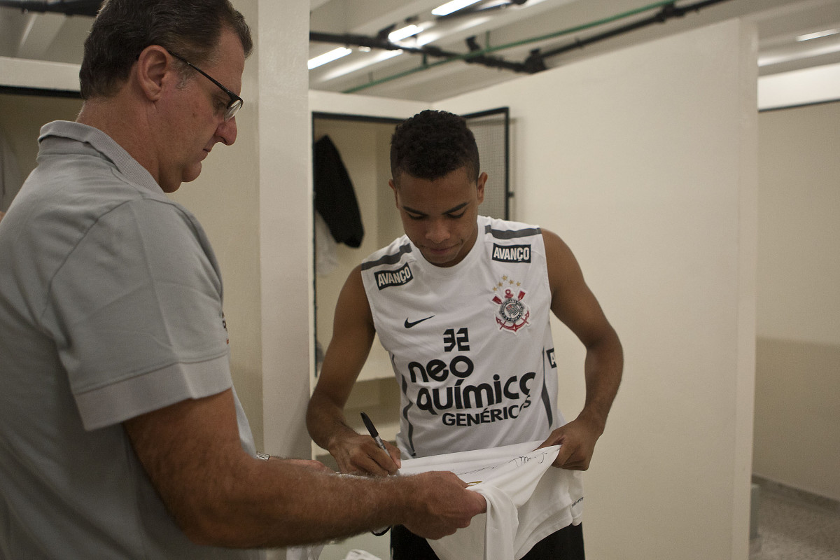 Dentinho autografa uma camisa para o mdico Dr. Julio Stancatti nos vestirios antes da partida entre Corinthians x Mogi Mirim, complementando a 4 rodada do Campeonato Paulista de 2011, realizada esta noite no estdio do Pacaembu