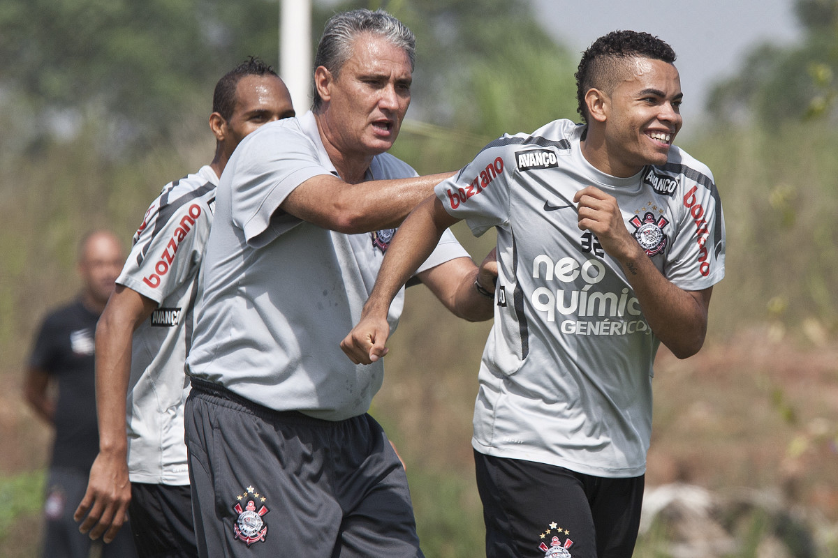 Tite brinca com Dentinho durante treino do Corinthians no CT Joaquim Grava em 2011
