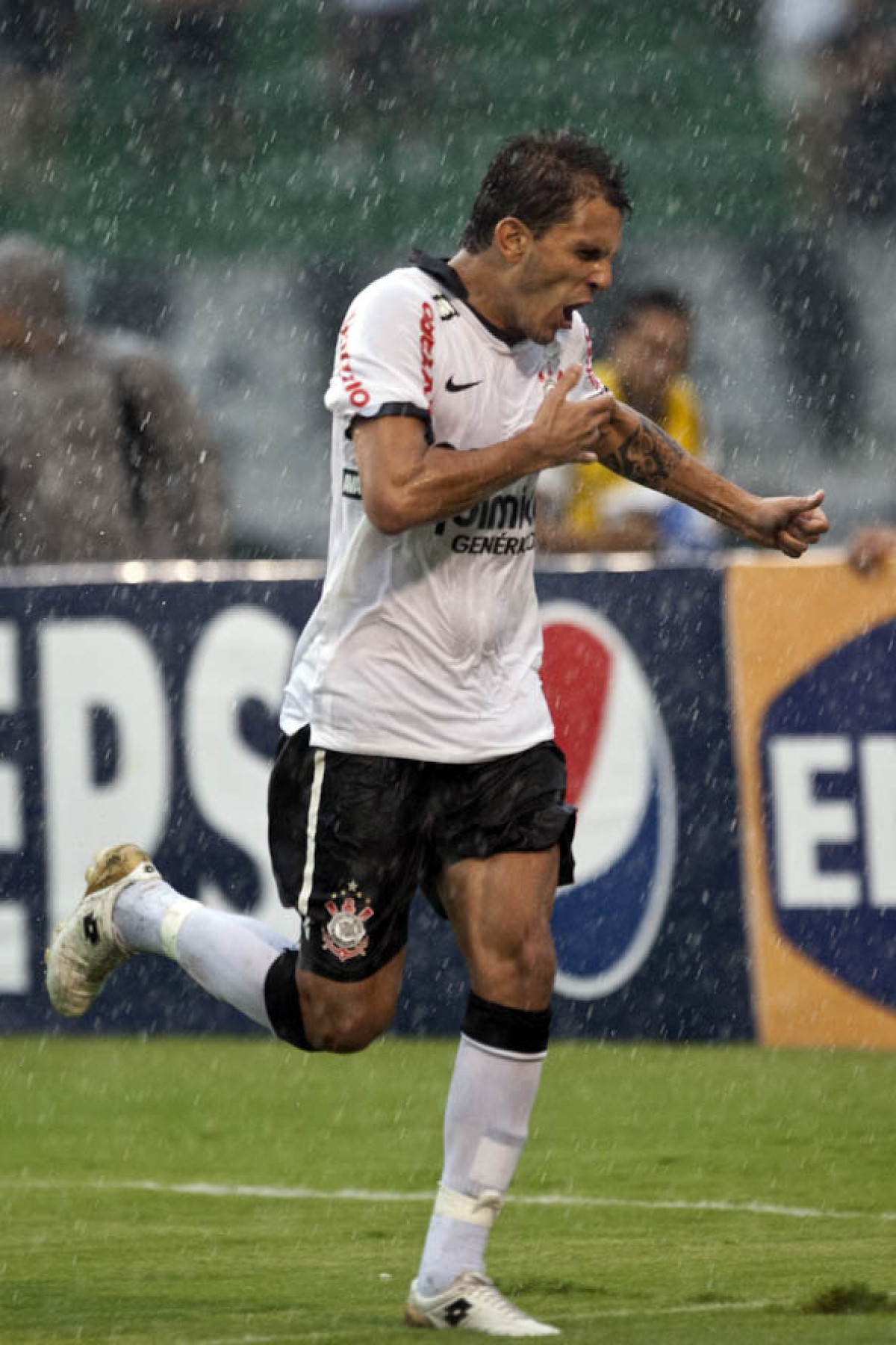Durante a partida entre Corinthians x Santos, vlida pela 9 rodada do Campeonato Paulista de 2011, realizada esta tarde no estdio do Pacaembu
