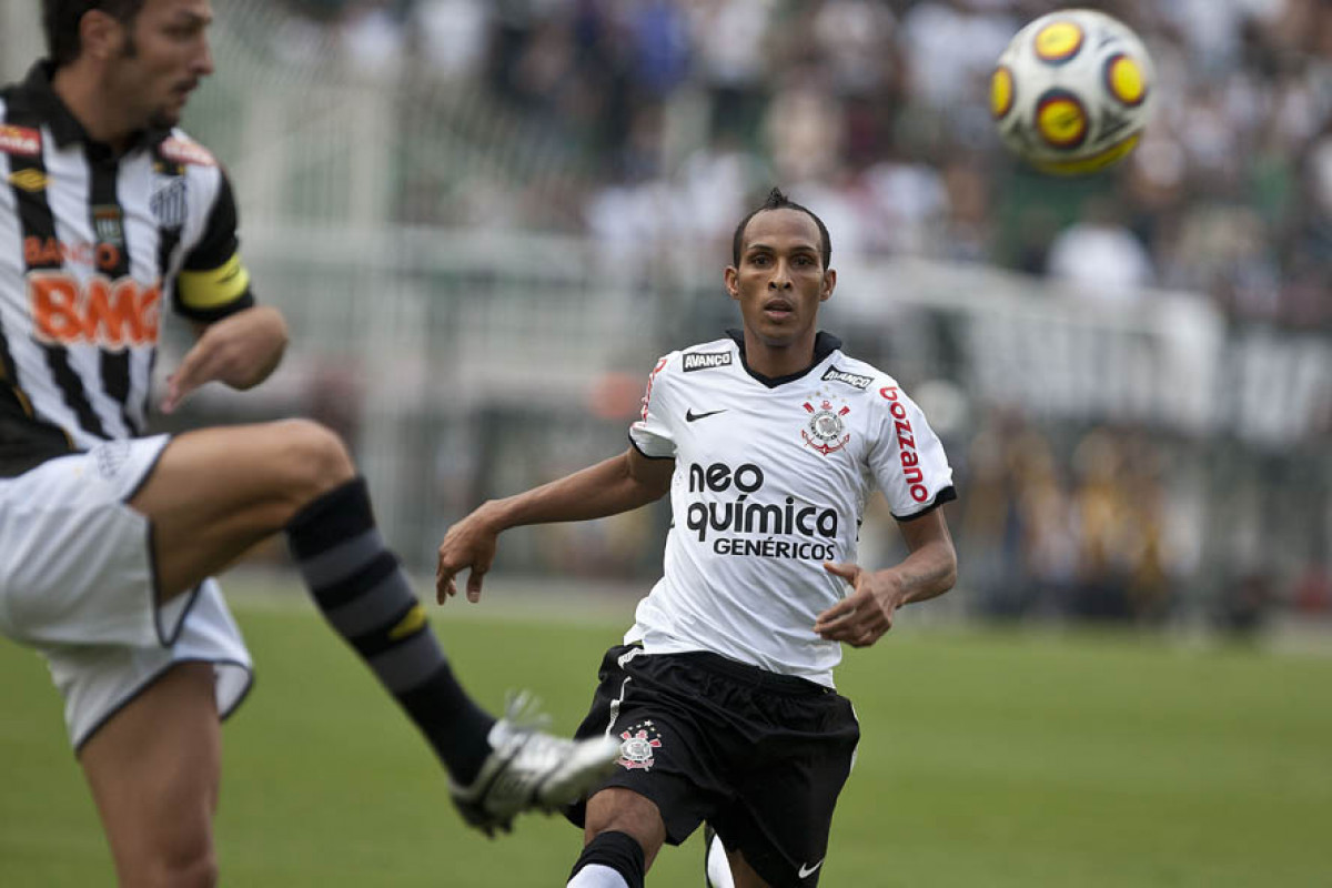 Edu Dracena e Liedson durante a partida entre Corinthians x Santos, vlida pela 9 rodada do Campeonato Paulista de 2011, realizada esta tarde no estdio do Pacaembu
