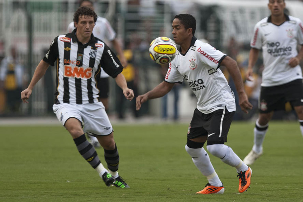 Elano e Jorge Henrique durante a partida entre Corinthians x Santos, vlida pela 9 rodada do Campeonato Paulista de 2011, realizada esta tarde no estdio do Pacaembu