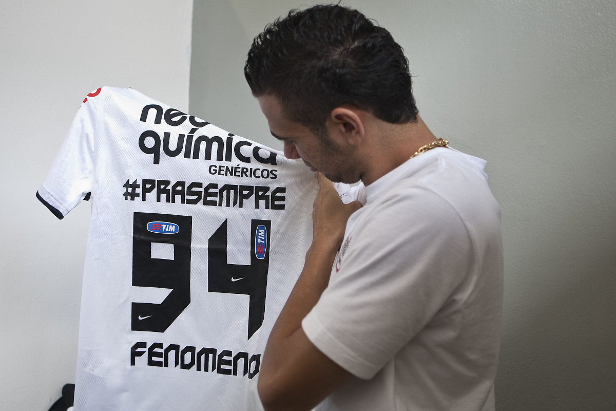 Leandro Castn olha a camisa comemorativa que o time vai usar hoje em homenagem a Ronaldo, nos vestirios antes da partida entre Corinthians x Santos, vlida pela 9 rodada do Campeonato Paulista de 2011, realizada esta tarde no estdio do Pacaembu