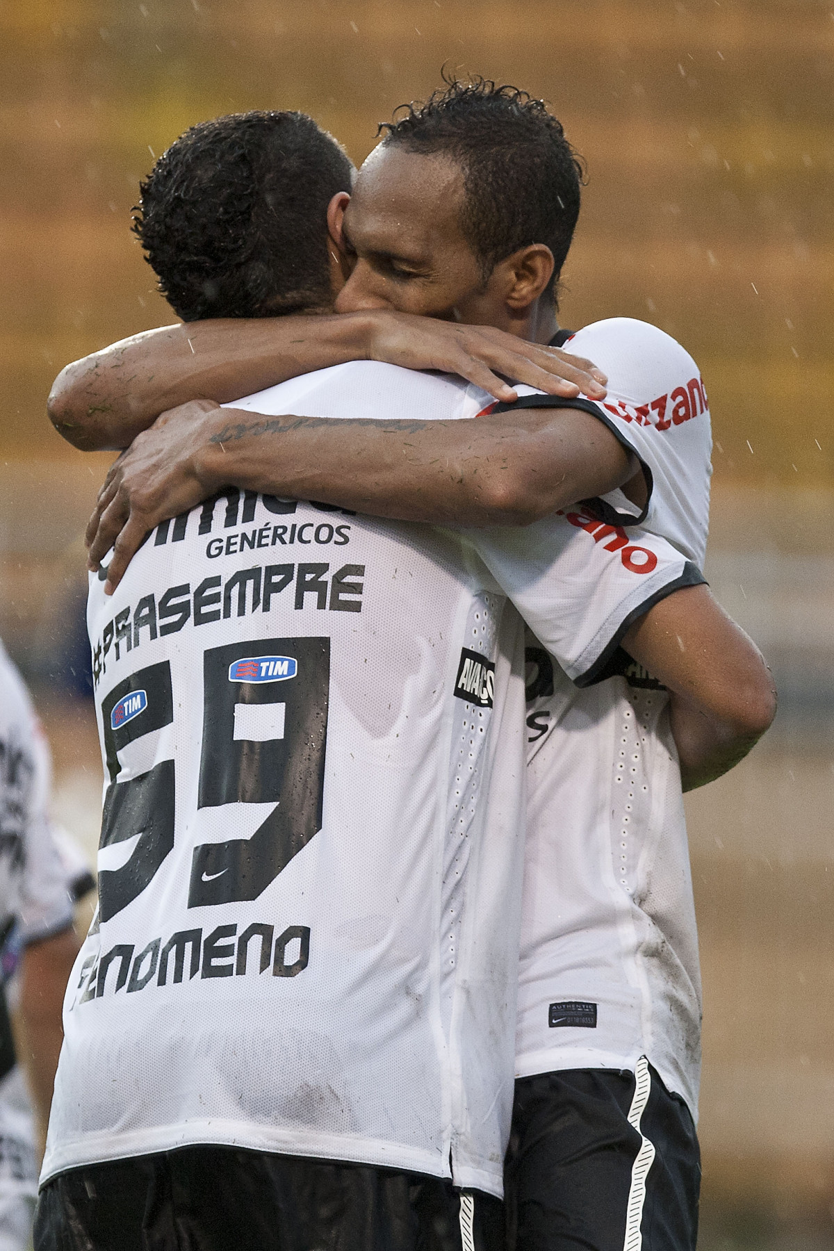 Liedson comemora seu gol durante a partida entre Corinthians x Santos, vlida pela 9 rodada do Campeonato Paulista de 2011, realizada esta tarde no estdio do Pacaembu