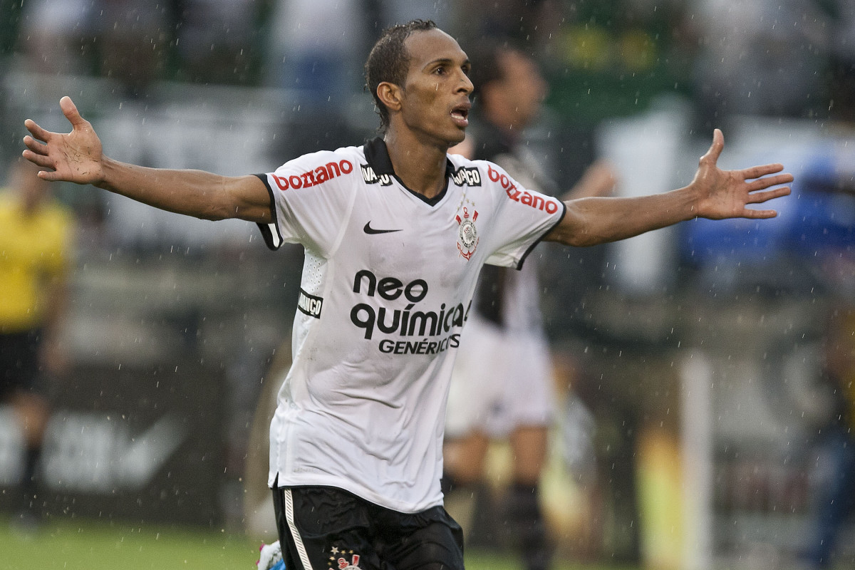 Liedson comemora seu gol durante a partida entre Corinthians x Santos, vlida pela 9 rodada do Campeonato Paulista de 2011, realizada esta tarde no estdio do Pacaembu
