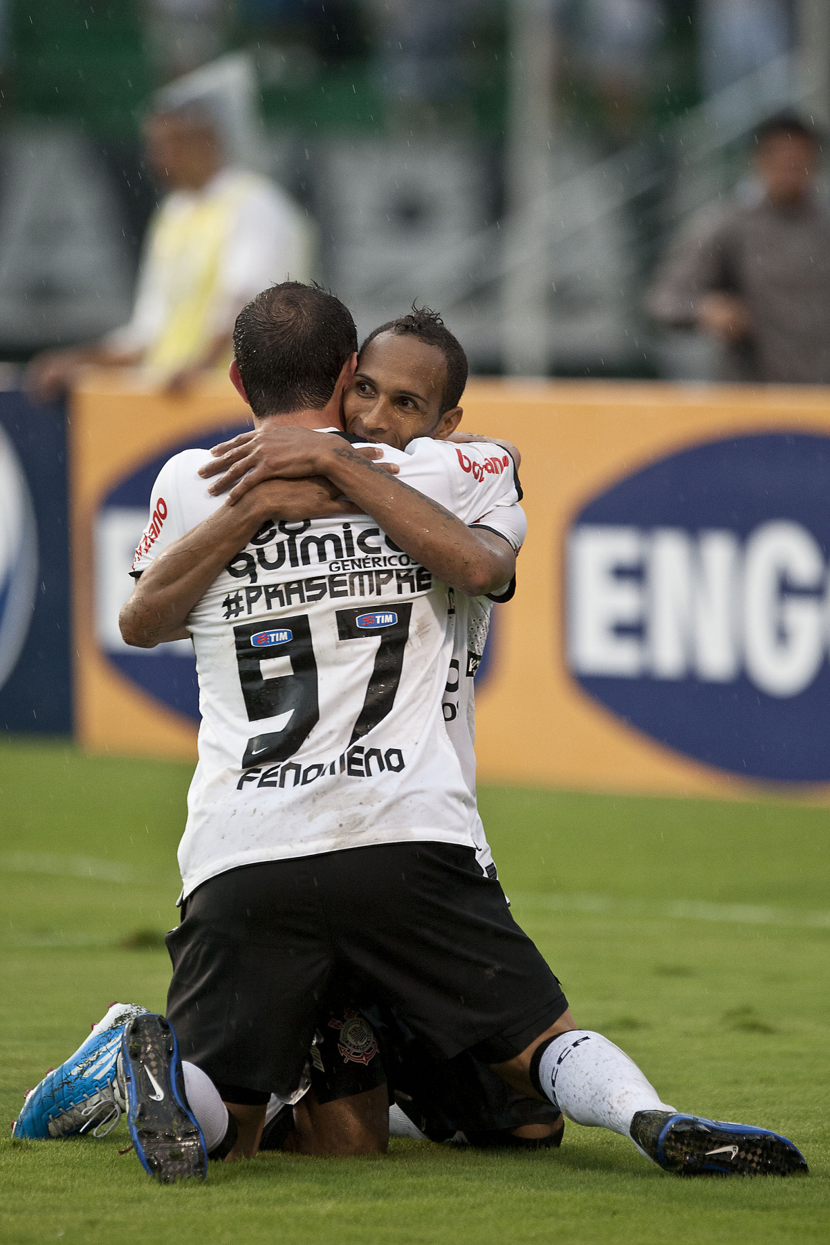 Liedson comemroa seu gol durante a partida entre Corinthians x Santos, vlida pela 9 rodada do Campeonato Paulista de 2011, realizada esta tarde no estdio do Pacaembu