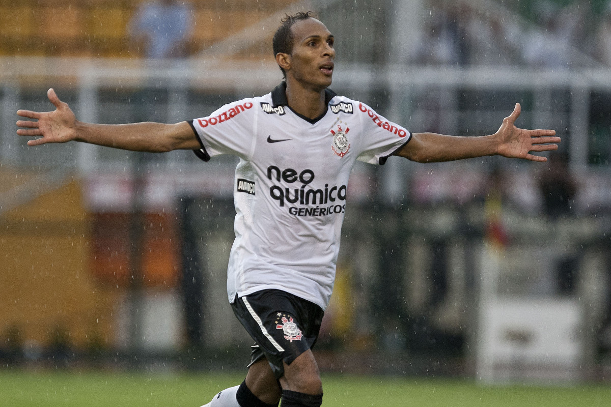 Lieson comemora seu gol durante a partida entre Corinthians x Santos, vlida pela 9 rodada do Campeonato Paulista de 2011, realizada esta tarde no estdio do Pacaembu