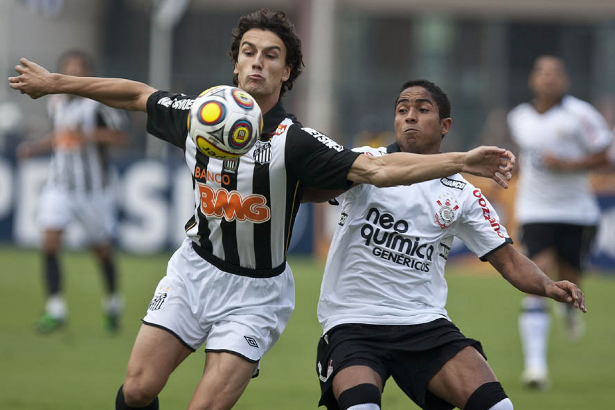Rodrigo Possebon e Jorge Henrique durante a partida entre Corinthians x Santos, vlida pela 9 rodada do Campeonato Paulista de 2011, realizada esta tarde no estdio do Pacaembu