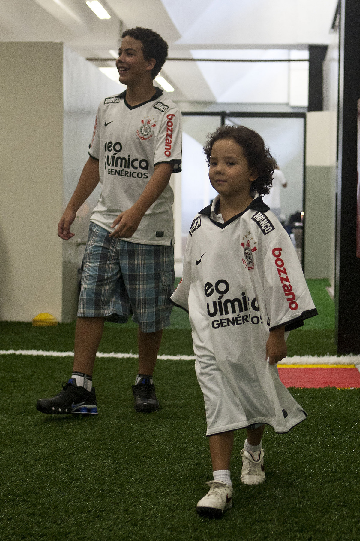 Ronald e Alex, filhos de Ronaldo, nos vestirios antes da partida entre Corinthians x Santos, vlida pela 9 rodada do Campeonato Paulista de 2011, realizada esta tarde no estdio do Pacaembu