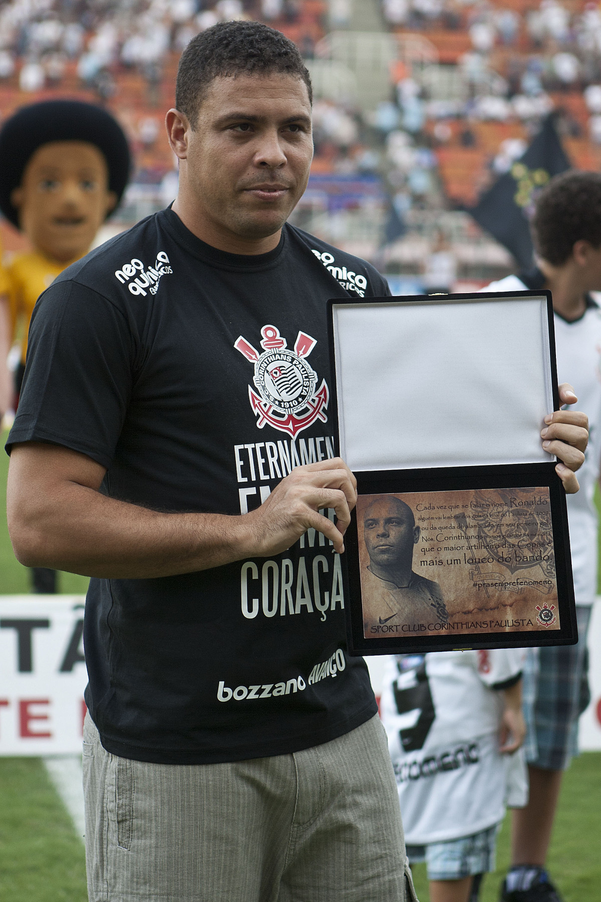 Ronaldo recebe homenagem do Corinthians durante a partida entre Corinthians x Santos, vlida pela 9 rodada do Campeonato Paulista de 2011, realizada esta tarde no estdio do Pacaembu