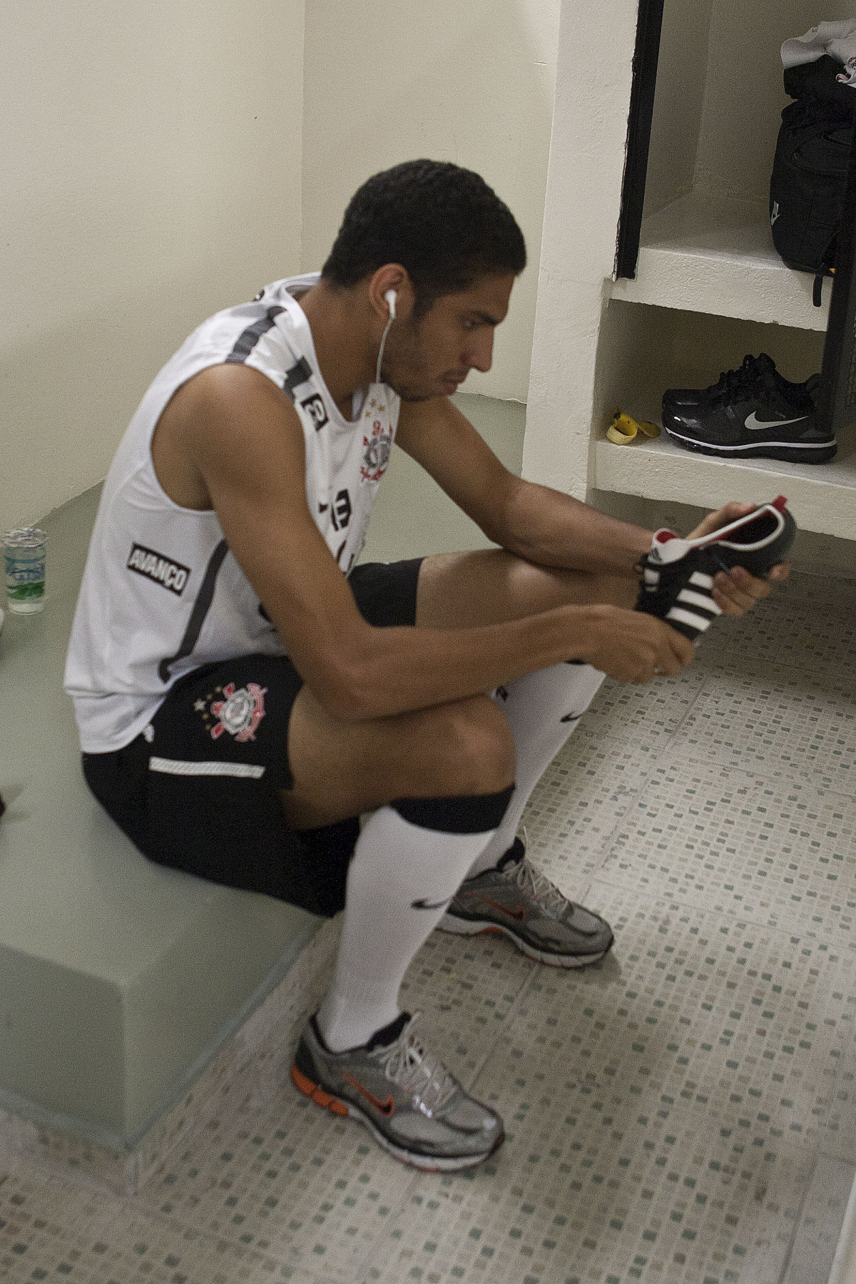 Wallace que comecoa jogando hoje nos vestirios antes da partida entre Corinthians x Santos, vlida pela 9 rodada do Campeonato Paulista de 2011, realizada esta tarde no estdio do Pacaembu