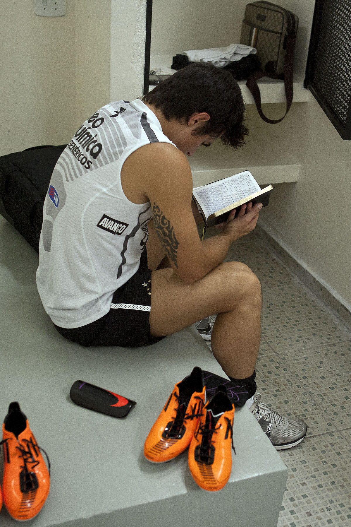 Willian le a Biblia nos vestirios antes da partida entre Corinthians x Santos, vlida pela 9 rodada do Campeonato Paulista de 2011, realizada esta tarde no estdio do Pacaembu