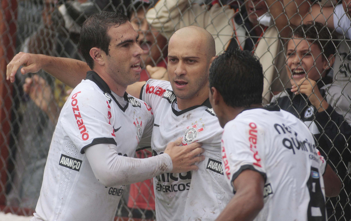 Alessandro do Corinthians comemora aps marca gol contra a equipe do Linense durante partida vlida pelo Campeonato Paulista realizado no estdio Gilberto Lopes