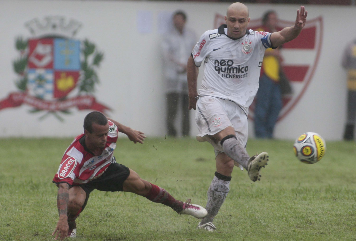 Alessandro do Corinthians disputa a bola com o jogador Andr do Linense durante partida vlida pelo Campeonato Paulista realizado no estdio Gilberto Lopes