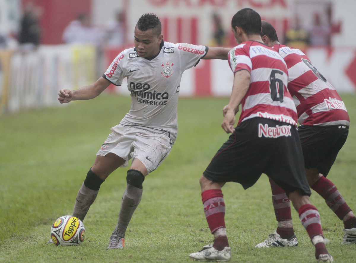 Dentinho do Corinthians disputa a bola com o jogador Junior do Linense durante partida vlida pelo Campeonato Paulista realizado no estdio Gilberto Lopes