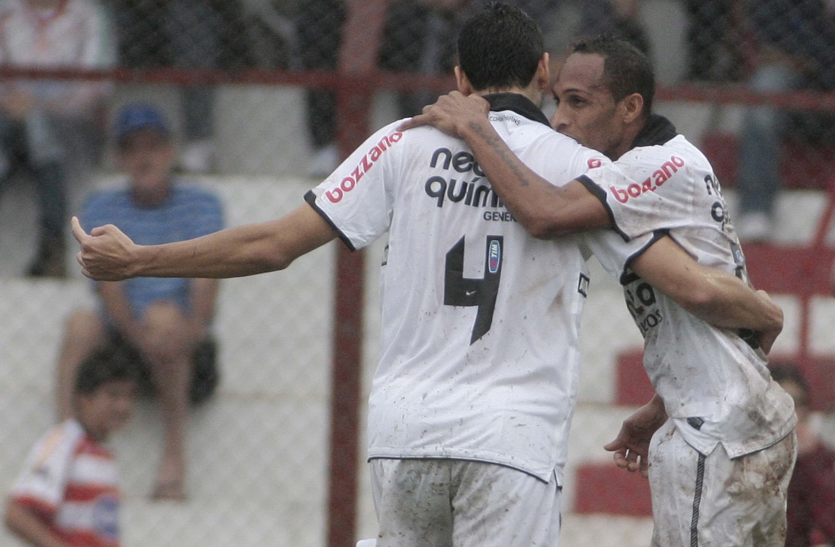 Liedson do Corinthians comemora aps marca gol contra a equipe do Linense durante partida vlida pelo Campeonato Paulista realizado no estdio Gilberto Lopes