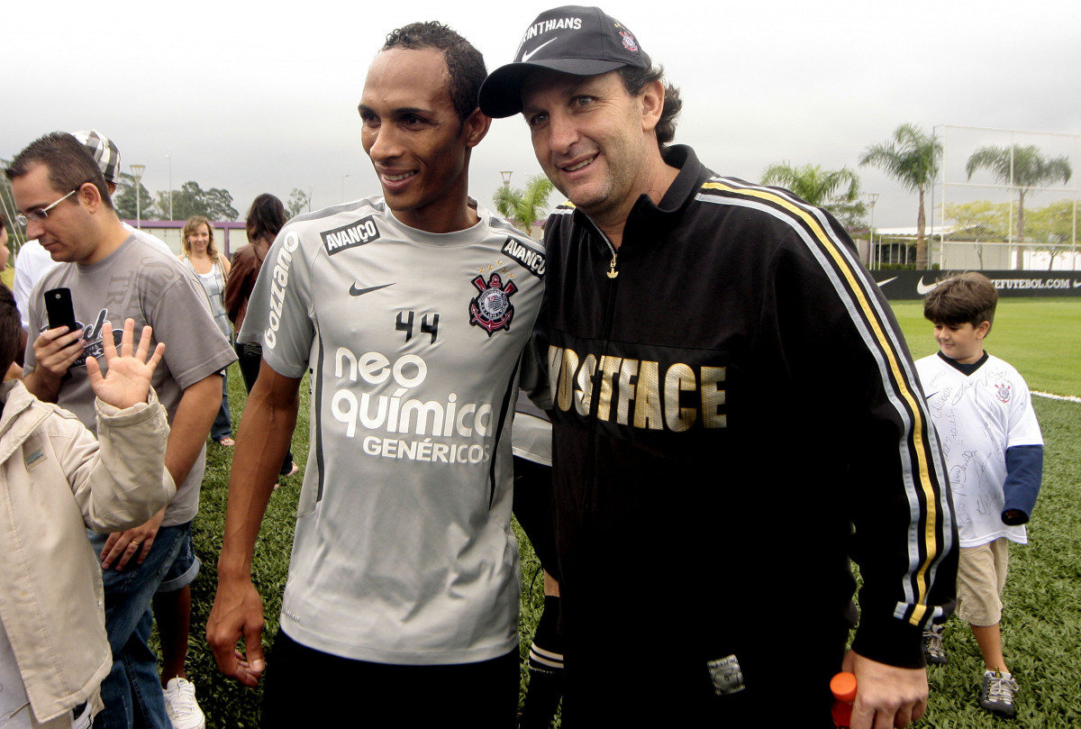 Liedson e o ex- jogador Neto do Corinthians durante treino realizado no Parque Ecolgico no ano da morte de Scrates