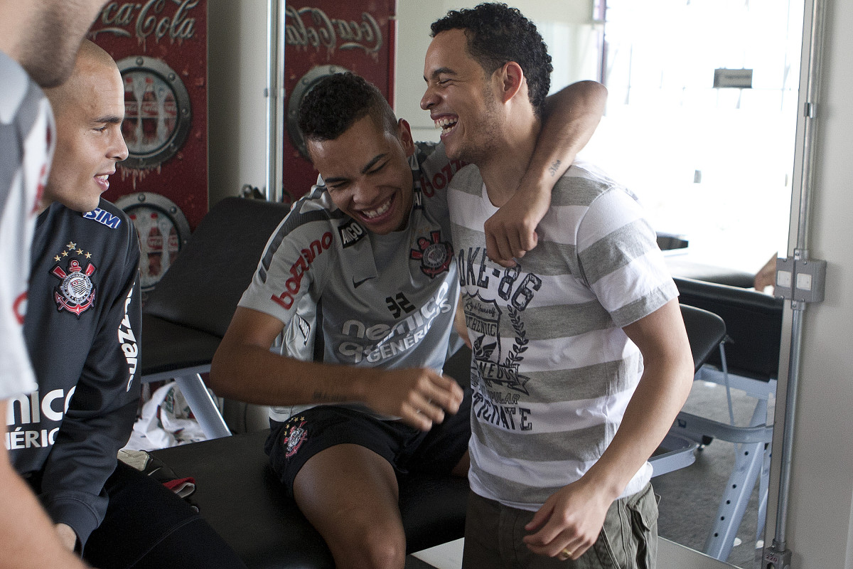 Dentinho brincando com Lulinha, que esteve no CT durante o treino do Corinthians em 2009