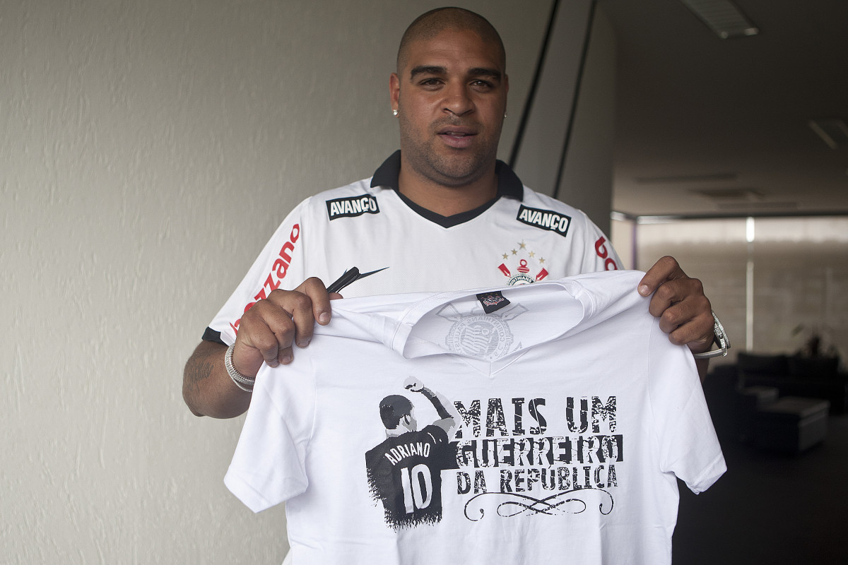 O atacante Adriano foi apresentado hoje pelo Corinthians, como o mais novo reforco para 2011, antes do treino desta tarde no CT Joaquim Grava, Parque Ecolgico do Tiete. O time se prepara para o jogo contra o Botafogo/RP, domingo dia 03/04/2011, no estdio Santa Cruz em Ribeiro Preto, pela 17 rodada do Campeonato Paulista 2011