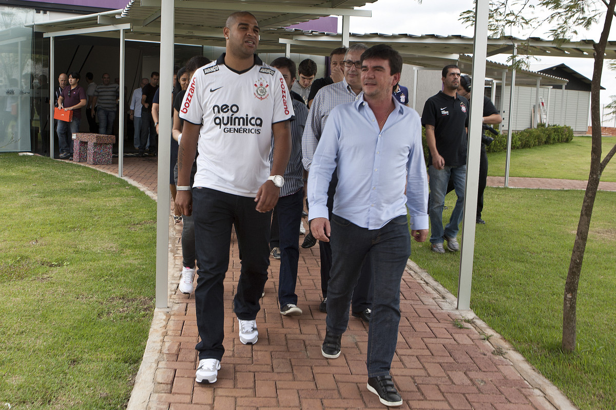 O atacante Adriano foi apresentado hoje pelo Corinthians, como o mais novo reforco para 2011, antes do treino desta tarde no CT Joaquim Grava, Parque Ecolgico do Tiete. O time se prepara para o jogo contra o Botafogo/RP, domingo dia 03/04/2011, no estdio Santa Cruz em Ribeiro Preto, pela 17 rodada do Campeonato Paulista 2011