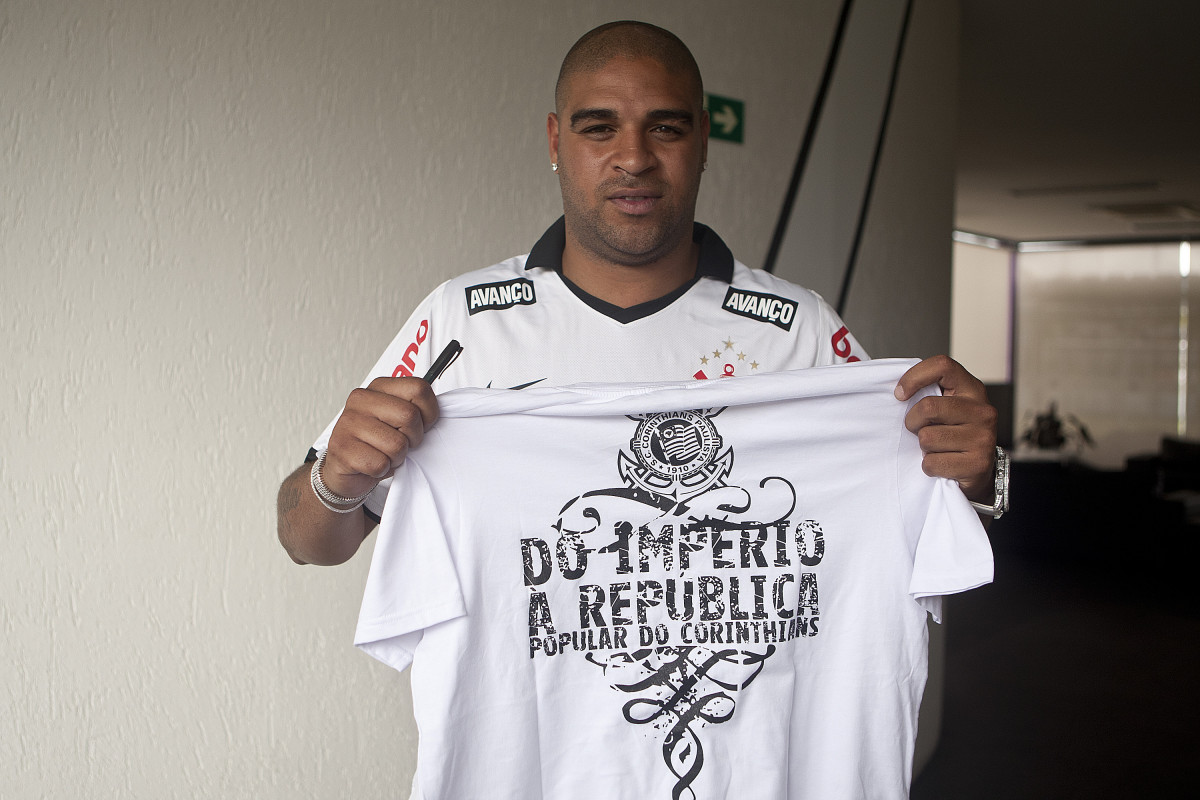 O atacante Adriano foi apresentado hoje pelo Corinthians, como o mais novo reforco para 2011, antes do treino desta tarde no CT Joaquim Grava, Parque Ecológico do Tiete. O time se prepara para o jogo contra o Botafogo/RP, domingo dia 03/04/2011, no estádio Santa Cruz em Ribeirão Preto, pela 17ª rodada do Campeonato Paulista 2011