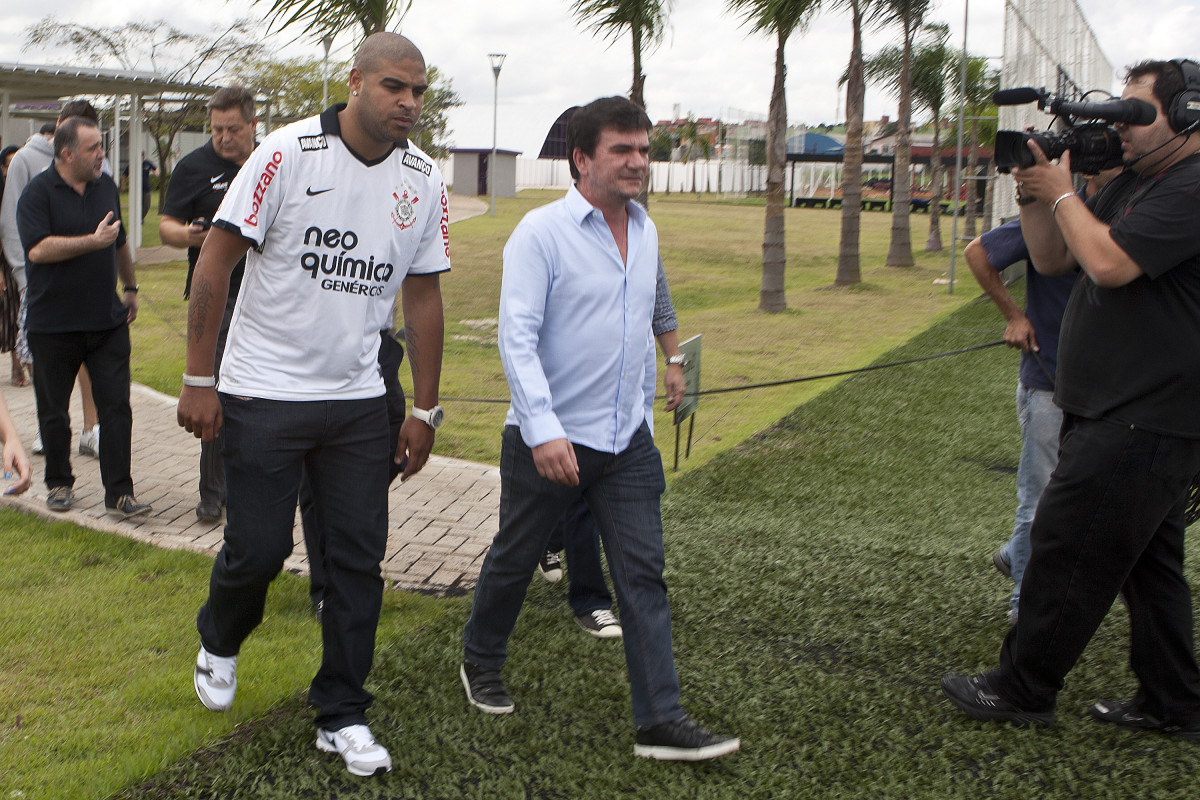 O atacante Adriano foi apresentado hoje pelo Corinthians, como o mais novo reforco para 2011, antes do treino desta tarde no CT Joaquim Grava, Parque Ecológico do Tiete. O time se prepara para o jogo contra o Botafogo/RP, domingo dia 03/04/2011, no estádio Santa Cruz em Ribeirão Preto, pela 17ª rodada do Campeonato Paulista 2011